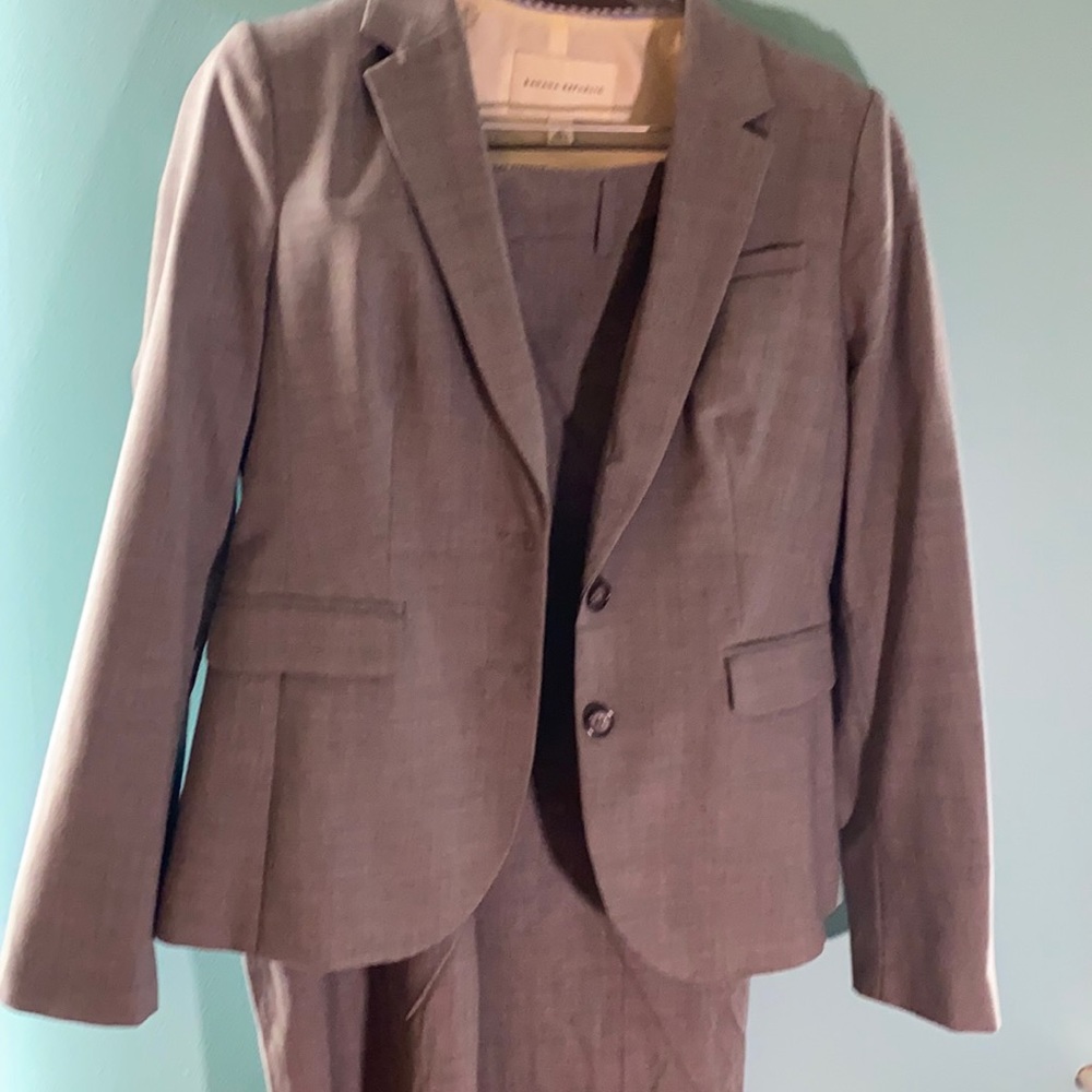 Banana Republic Gray Suit. Logan fit suit pants. Lined. Size 12. Hemmed.